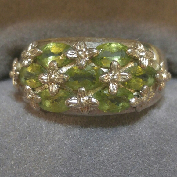 Chuck Clemency Sterling silver peridot daisy ring - Picture 2 of 7